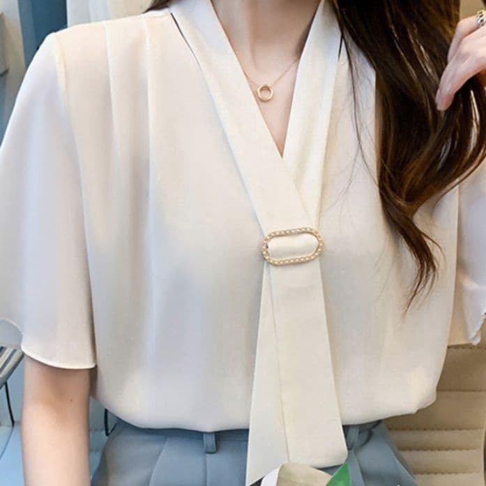 ブルベ夏/ブルベ冬服 上品フレア袖 ブローチ付きシャツブラウス
