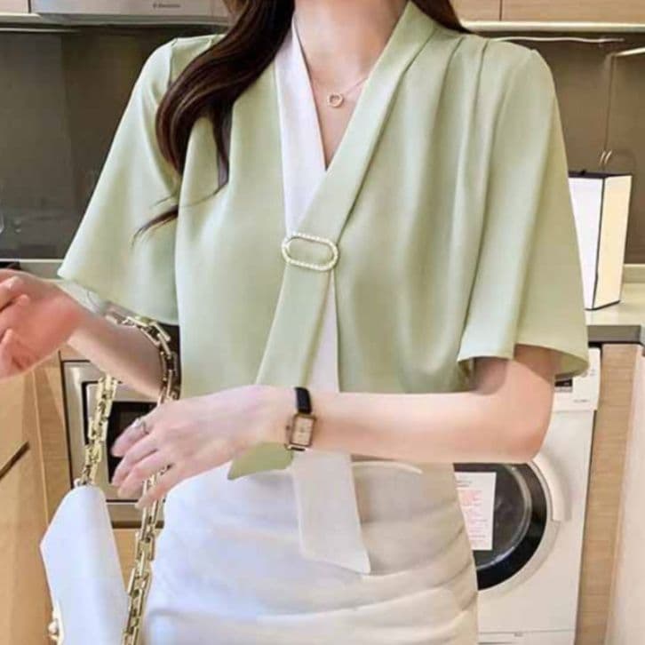 ブルベ夏/ブルベ冬服 上品フレア袖 ブローチ付きシャツブラウス