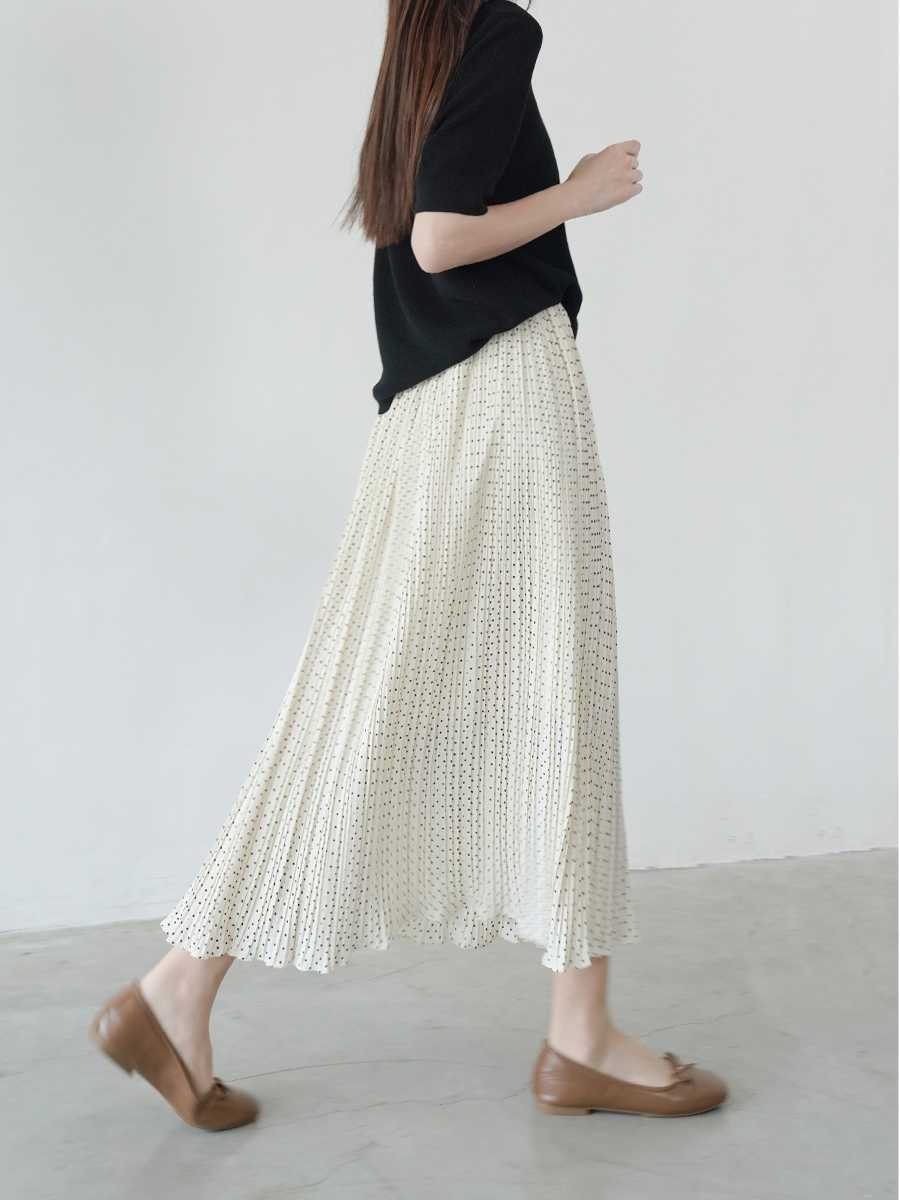 ブルベ夏服 優雅な揺れ感 水玉模様プリーツスカート
