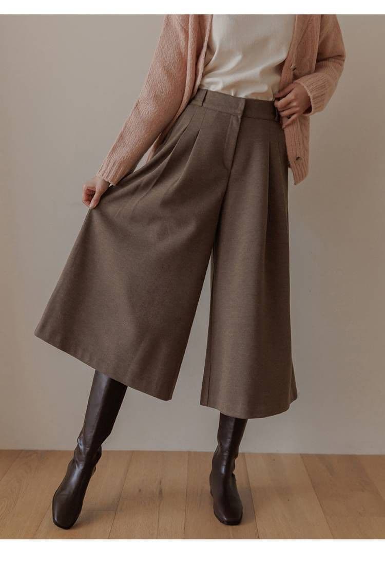 ブルベ夏服　上品な女性らしさを演出するハイウエストガウチョパンツ