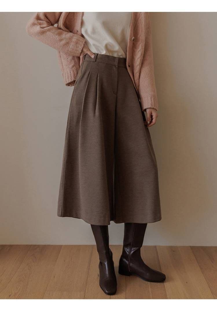 ブルベ夏服　上品な女性らしさを演出するハイウエストガウチョパンツ