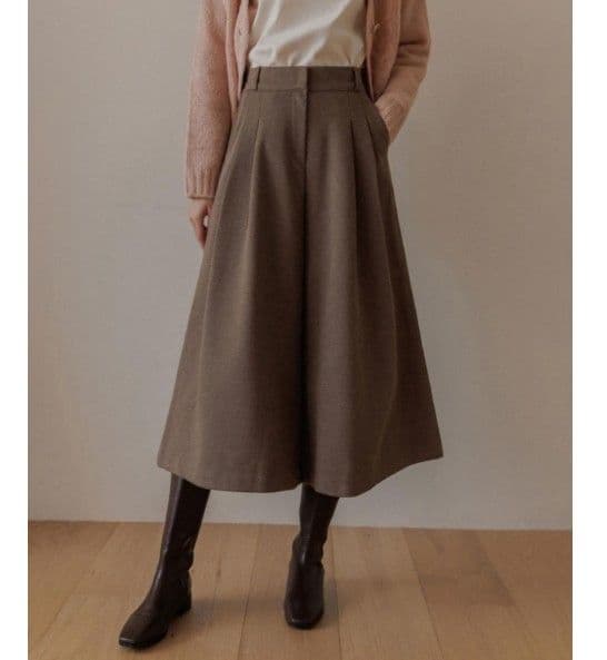 ブルベ夏服　上品な女性らしさを演出するハイウエストガウチョパンツ