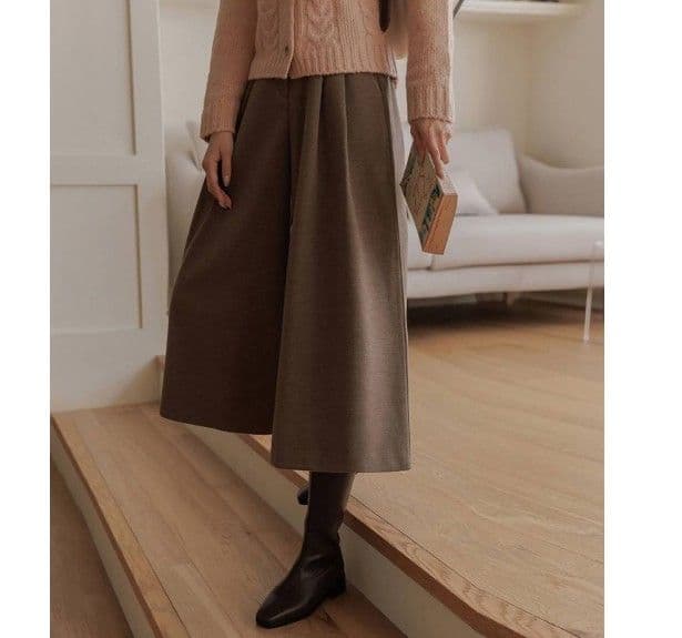 ブルベ夏服　上品な女性らしさを演出するハイウエストガウチョパンツ