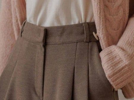 ブルベ夏服　上品な女性らしさを演出するハイウエストガウチョパンツ