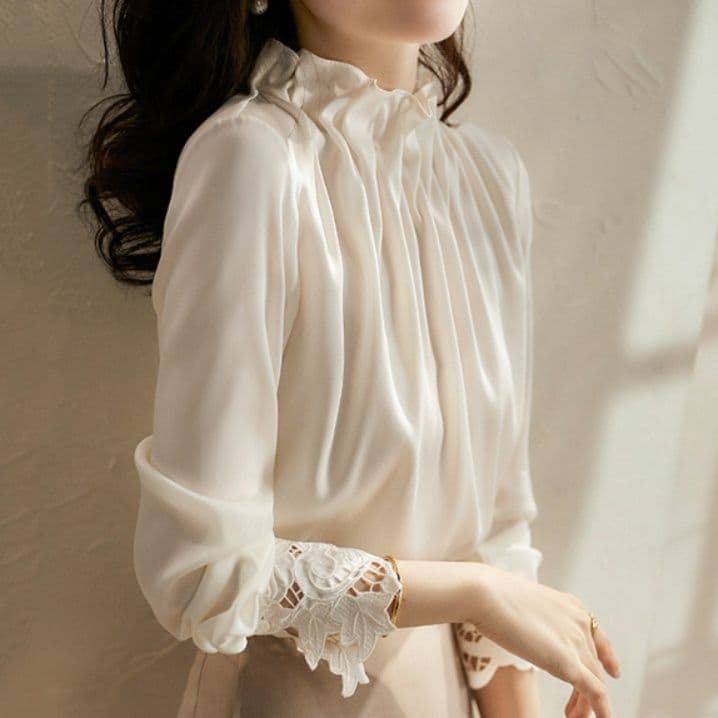 ブルベ夏服　立体プリーツネック刺繍袖口ブラウス