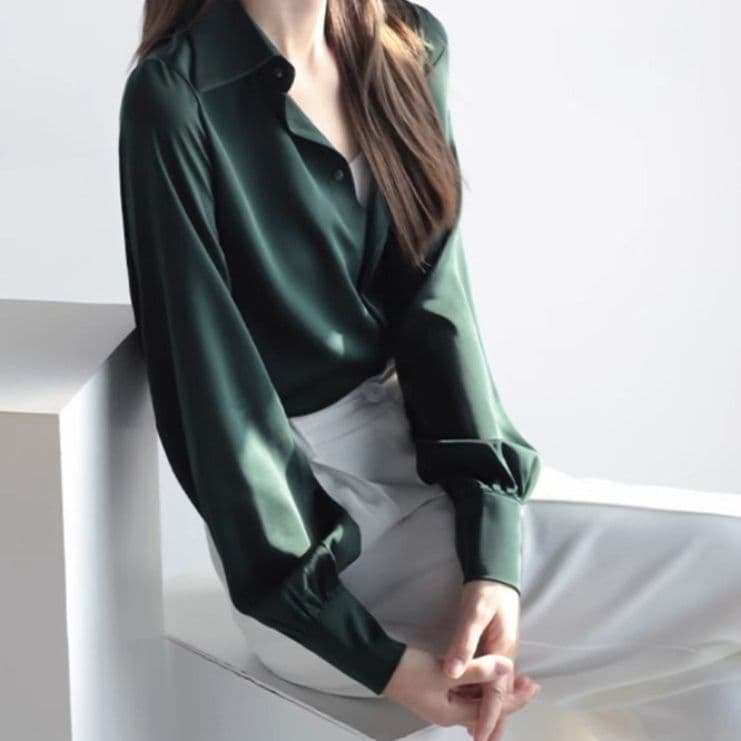 ブルベ夏/ブルベ冬服　サテン素材の上品な長袖シャツブラウス