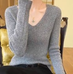 ブルベ夏/ブルベ冬服　上品なブイネックリブ編み長袖ニット