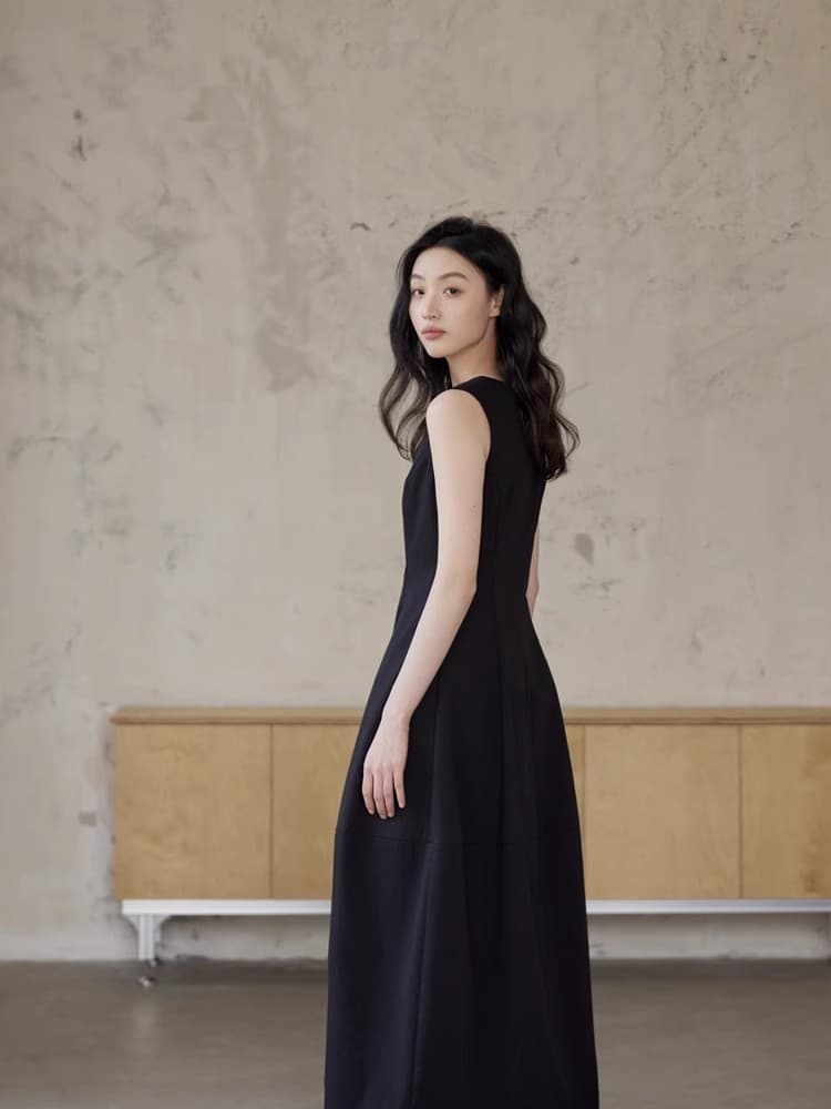 ブルベ夏/ブルベ冬服　洗練されたノースリーブロング丈ワンピース