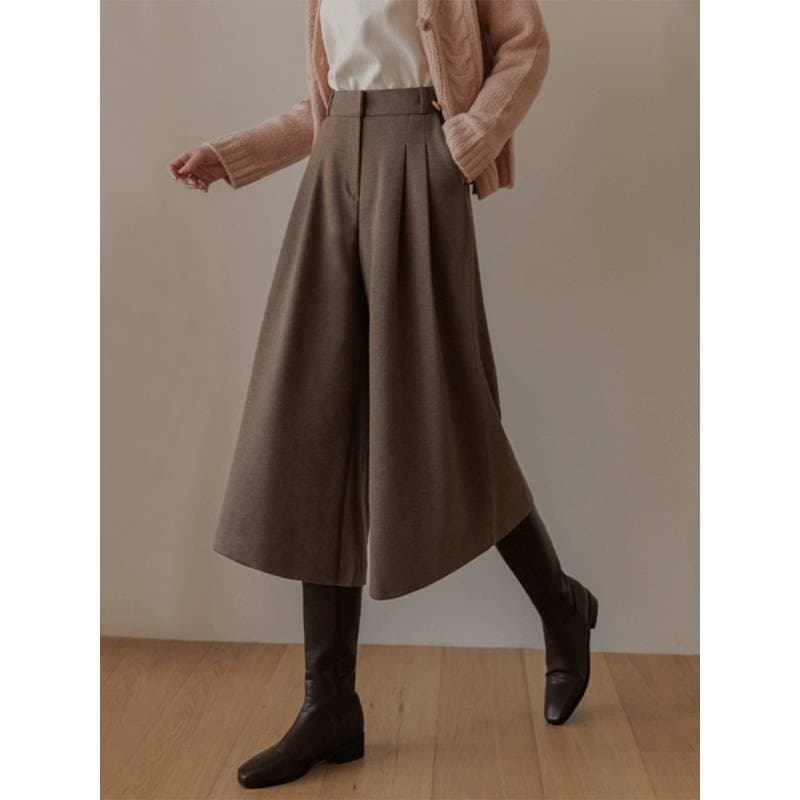 ブルベ夏服　上品な女性らしさを演出するハイウエストガウチョパンツ