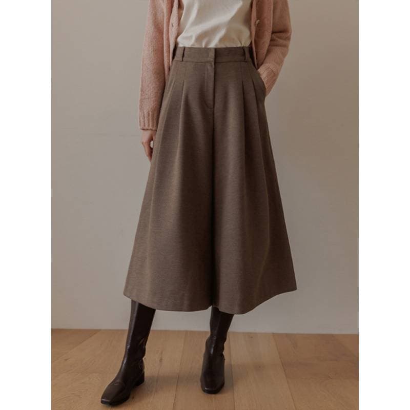 ブルベ夏服　上品な女性らしさを演出するハイウエストガウチョパンツ