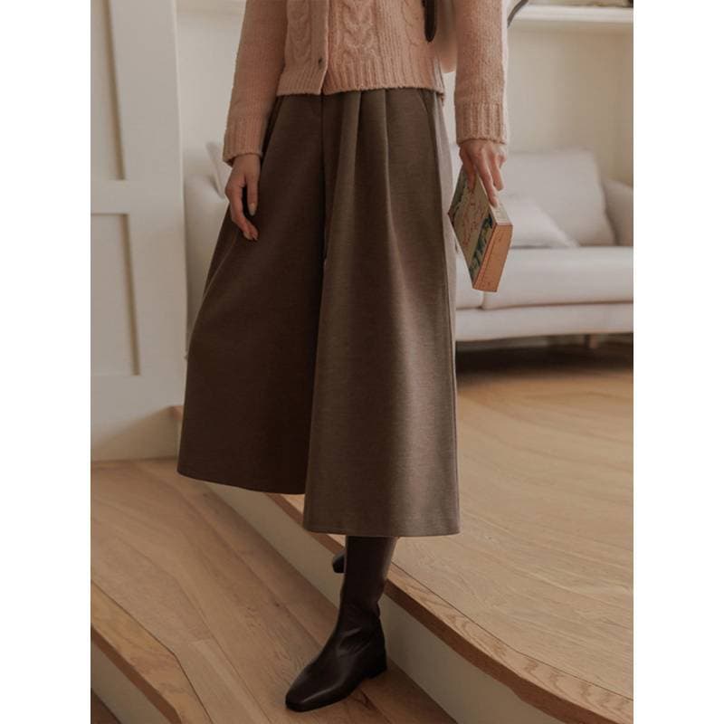 ブルベ夏服　上品な女性らしさを演出するハイウエストガウチョパンツ