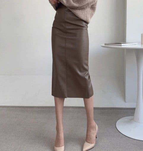 ブルベ夏/ブルベ冬服 上品な光沢感が美しいハイウエスト合成皮革タイトスカート